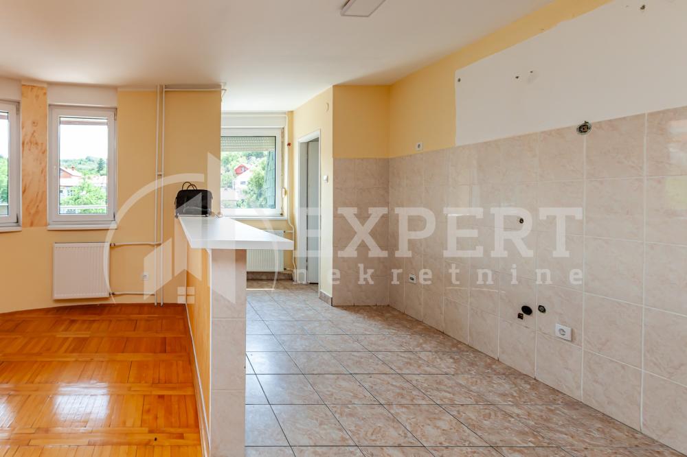 Slika 4 - Stan u zgradi, uknjižen, grejanje na struju, oglas ID p-014627