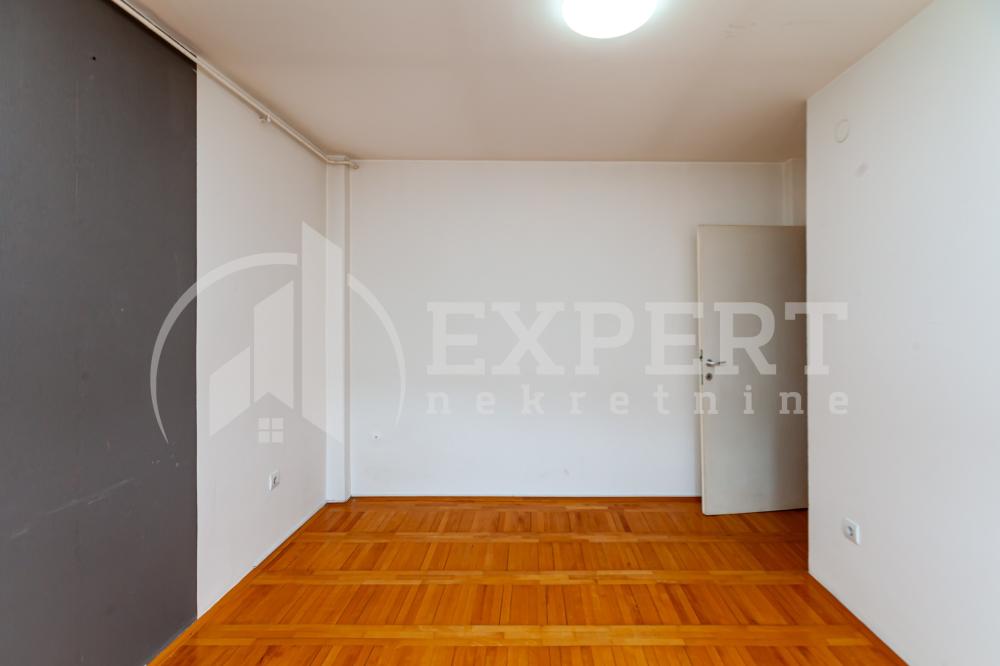 Slika 7 - Stan u zgradi, uknjižen, grejanje na struju, oglas ID p-014627