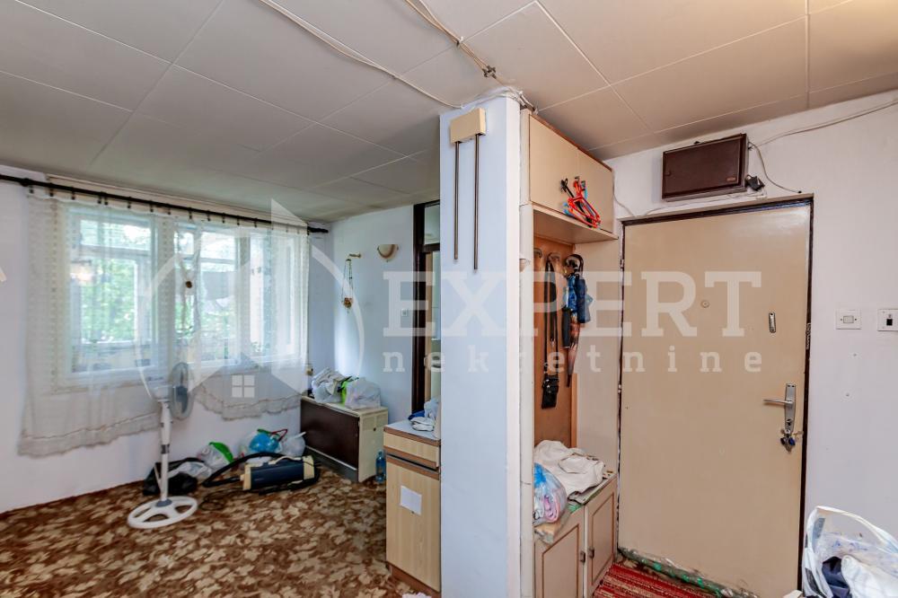 Glavna slika -Stan u zgradi, uknjižen, grejanje na struju, oglas ID p-014623