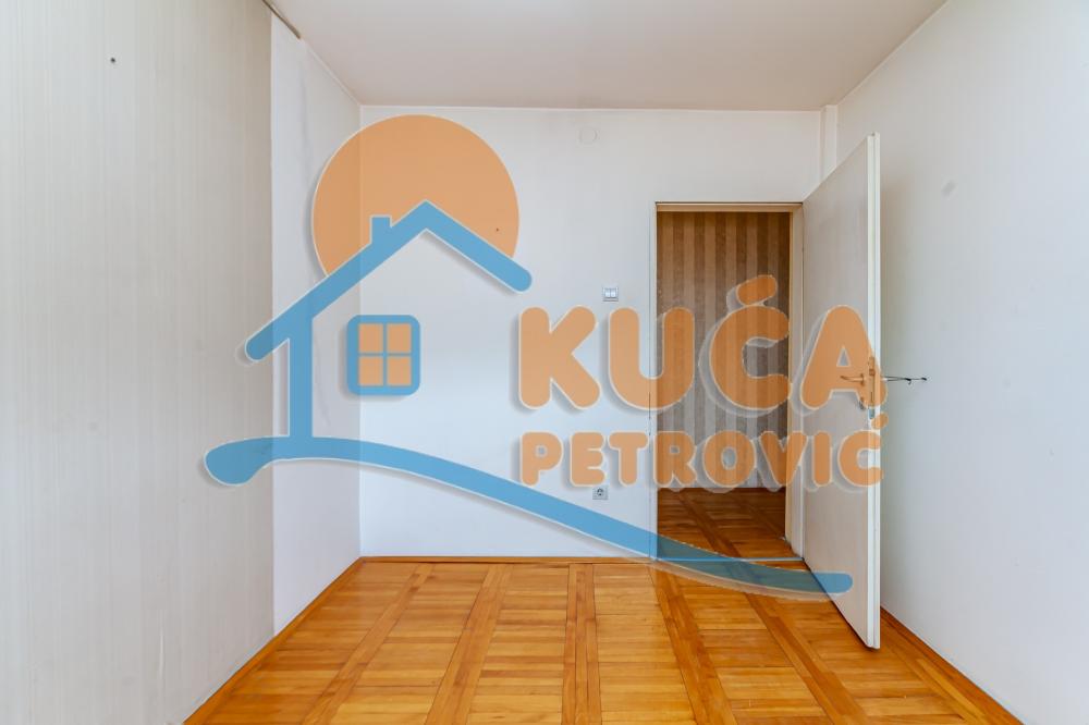 Slika 11 - Stan u zgradi, uknjižen, grejanje na struju, oglas ID p-014627