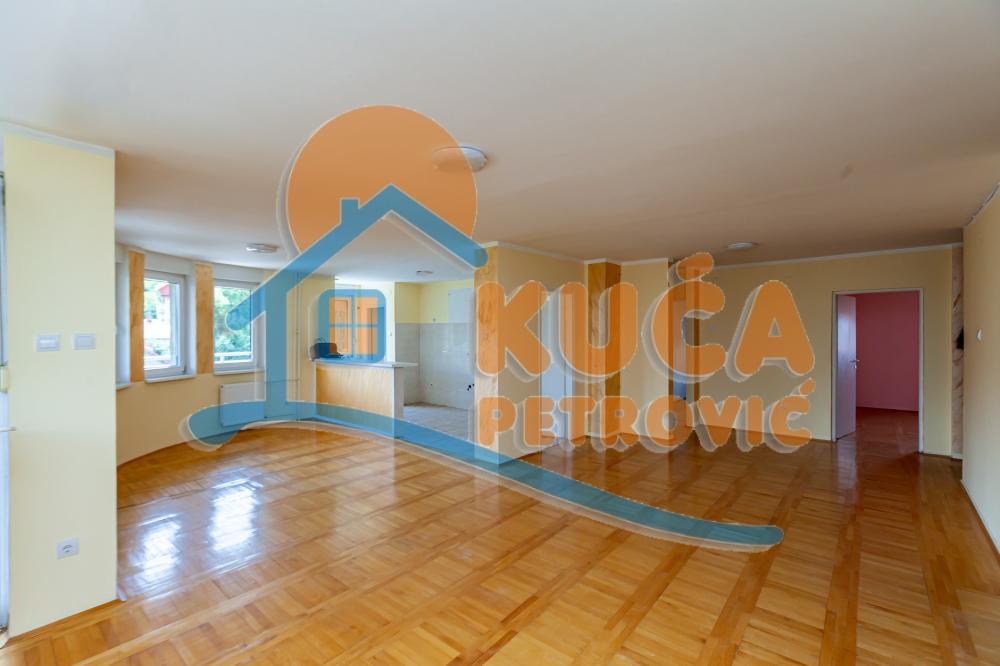 Slika 1 - Stan u zgradi, uknjižen, grejanje na struju, oglas ID p-014627