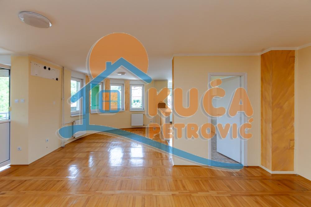 Slika 2 - Stan u zgradi, uknjižen, grejanje na struju, oglas ID p-014627