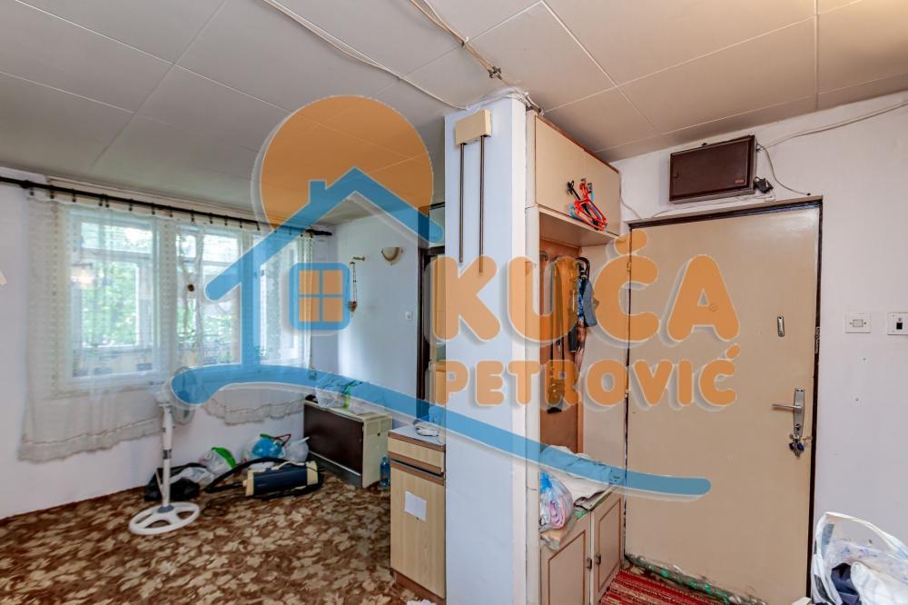 Glavna slika -Stan u zgradi, uknjižen, grejanje na struju, oglas ID p-014623