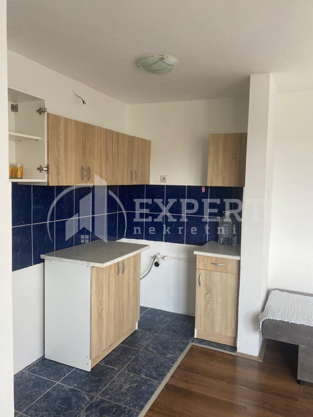 Slika 5 - Stan u zgradi, uknjižen, grejanje na struju, oglas ID p-014665