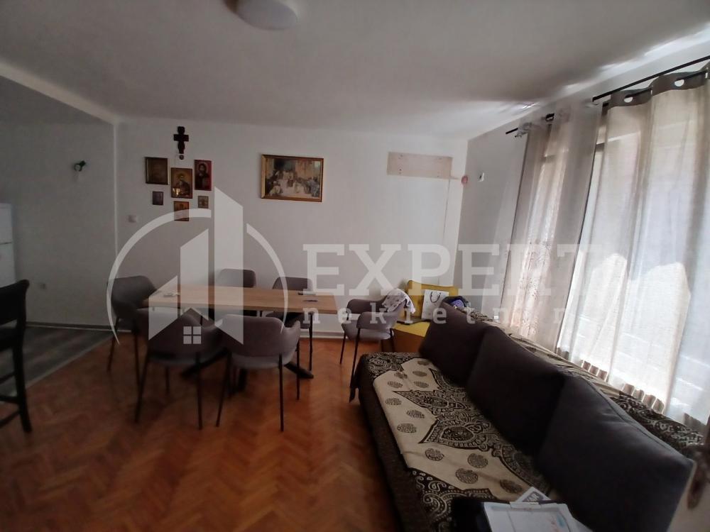 Glavna slika -Stan u zgradi, uknjižen, etažno grejanje, oglas ID p-014686