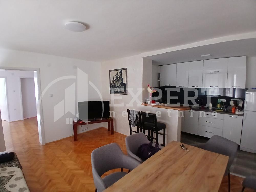 Slika 2 - Stan u zgradi, uknjižen, etažno grejanje, oglas ID p-014686