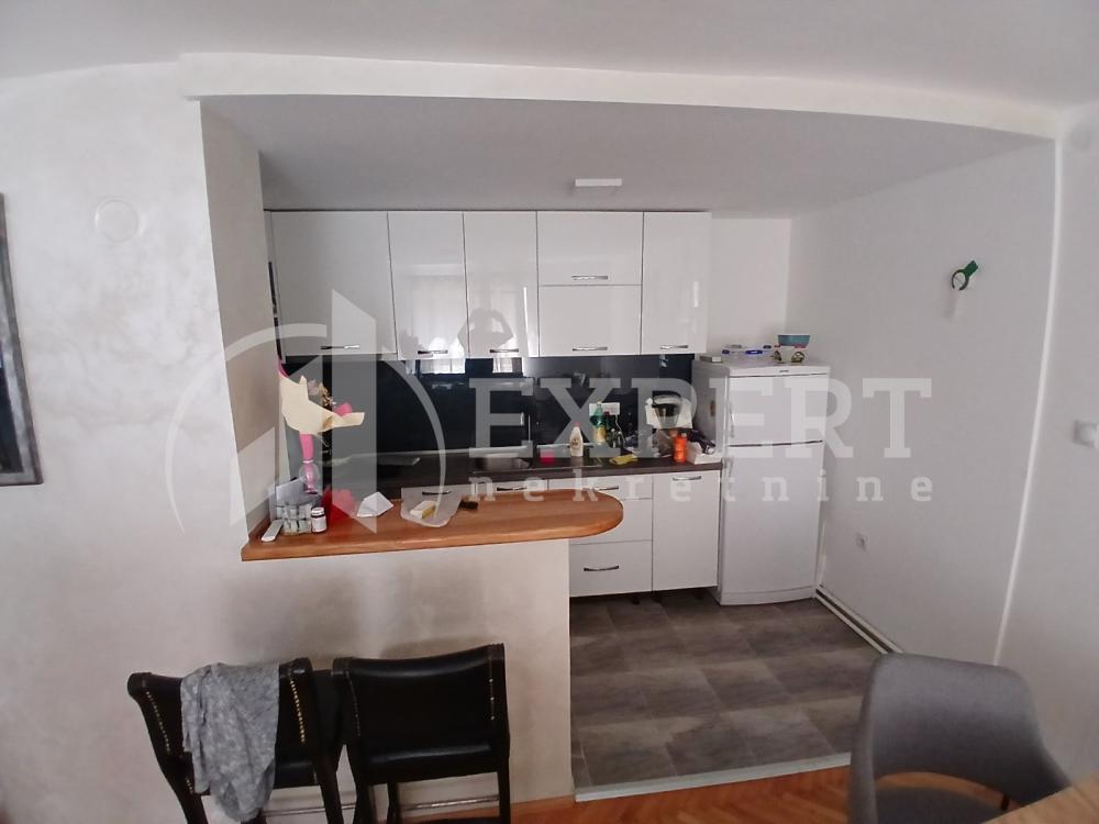 Slika 3 - Stan u zgradi, uknjižen, etažno grejanje, oglas ID p-014686