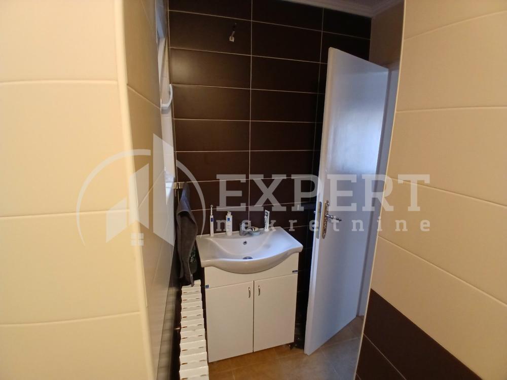 Slika 10 - Stan u zgradi, uknjižen, etažno grejanje, oglas ID p-014686