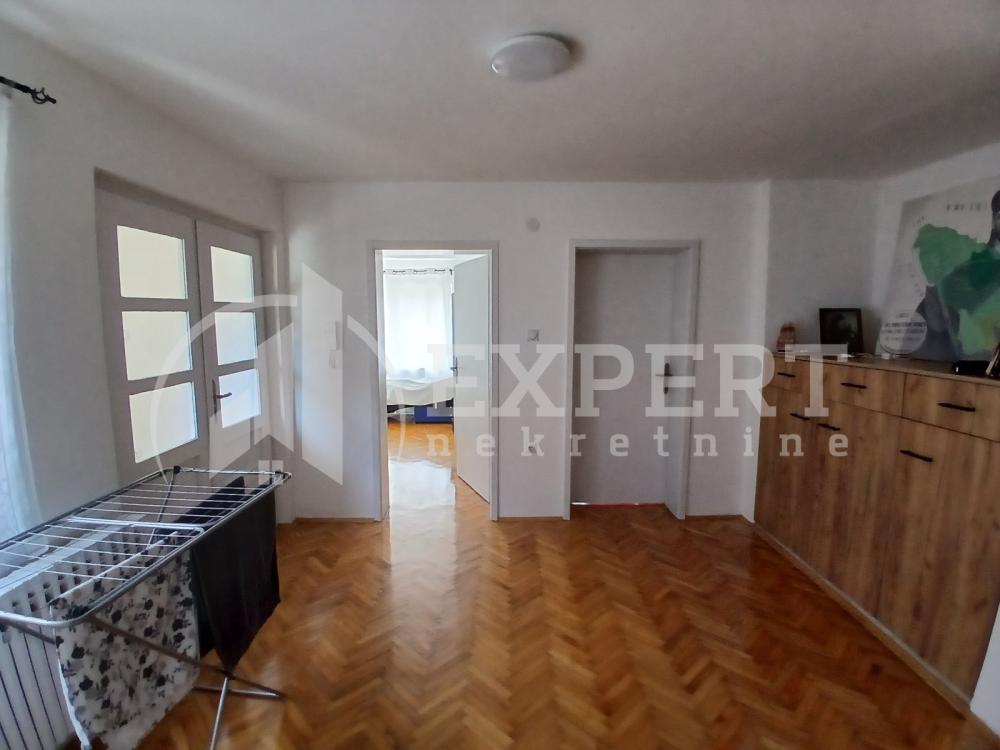 Slika 4 - Stan u zgradi, uknjižen, etažno grejanje, oglas ID p-014686