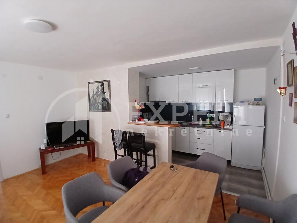 Slika 1 - Stan u zgradi, uknjižen, etažno grejanje, oglas ID p-014686