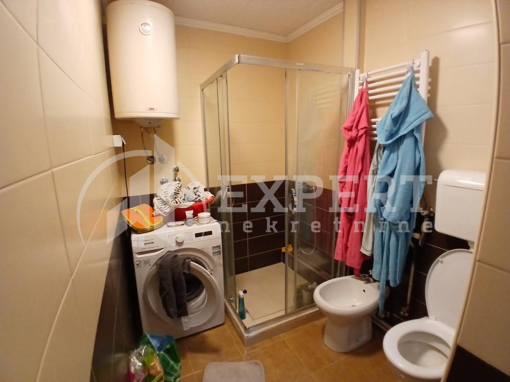 Slika 9 - Stan u zgradi, uknjižen, etažno grejanje, oglas ID p-014686