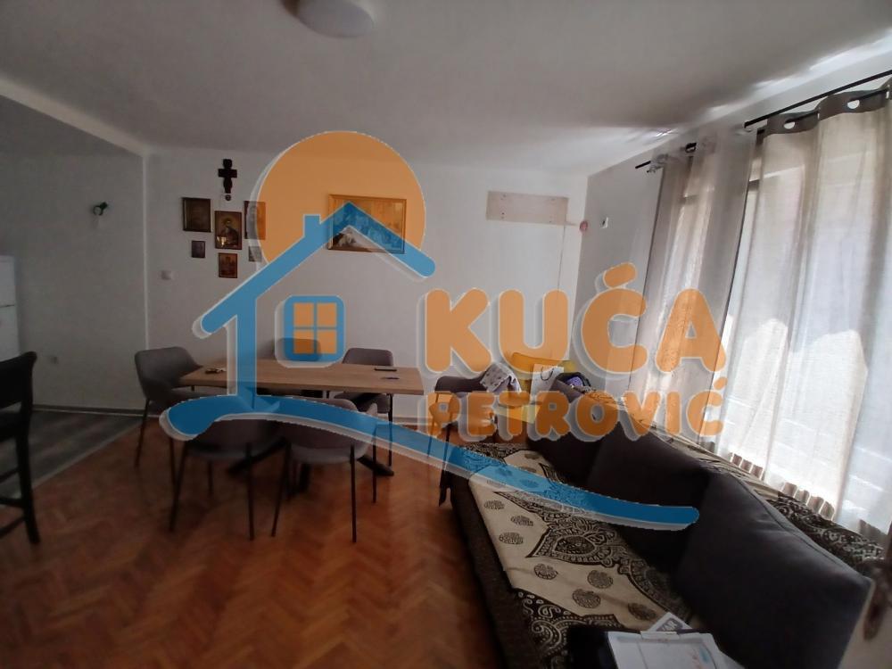 Glavna slika -Stan u zgradi, uknjižen, etažno grejanje, oglas ID p-014686