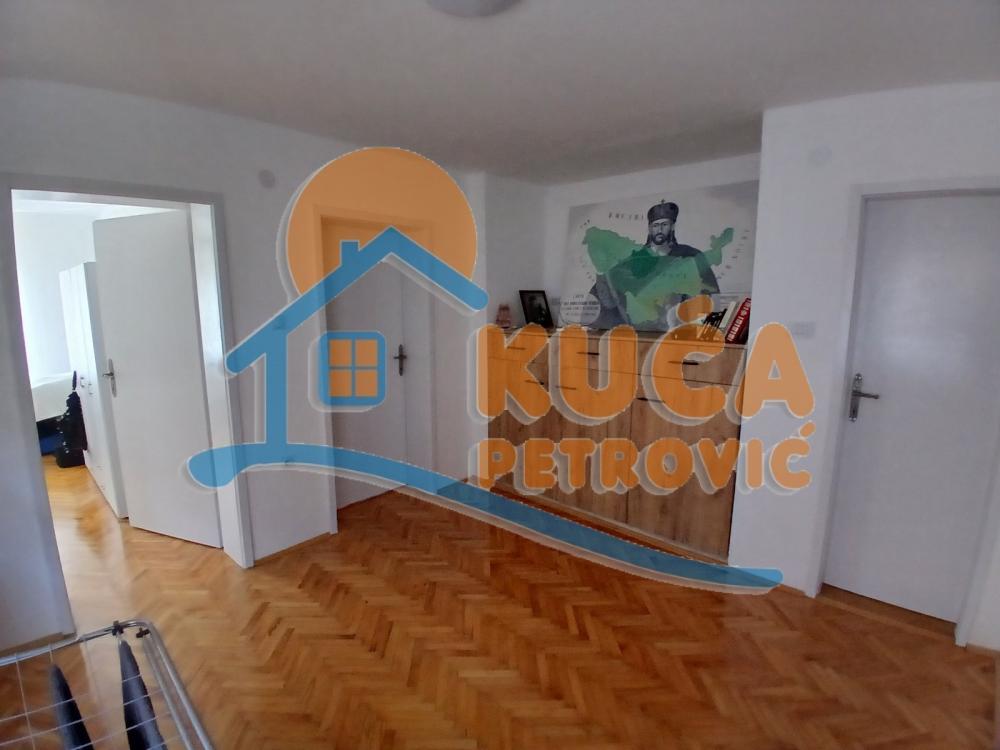 Slika 5 - Stan u zgradi, uknjižen, etažno grejanje, oglas ID p-014686