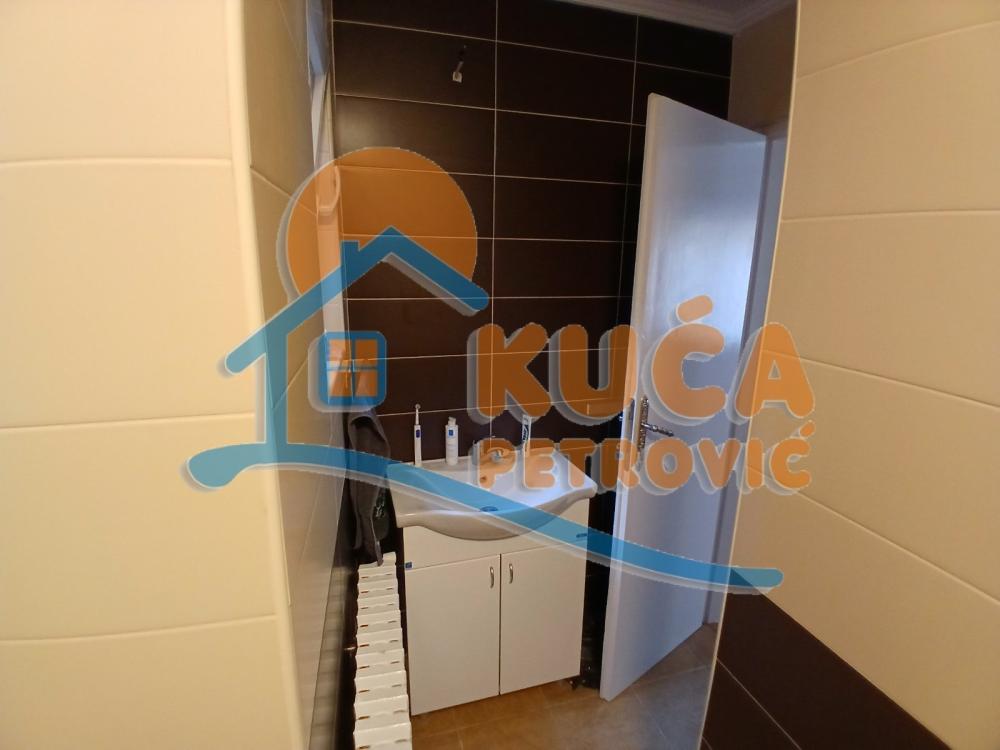 Slika 10 - Stan u zgradi, uknjižen, etažno grejanje, oglas ID p-014686