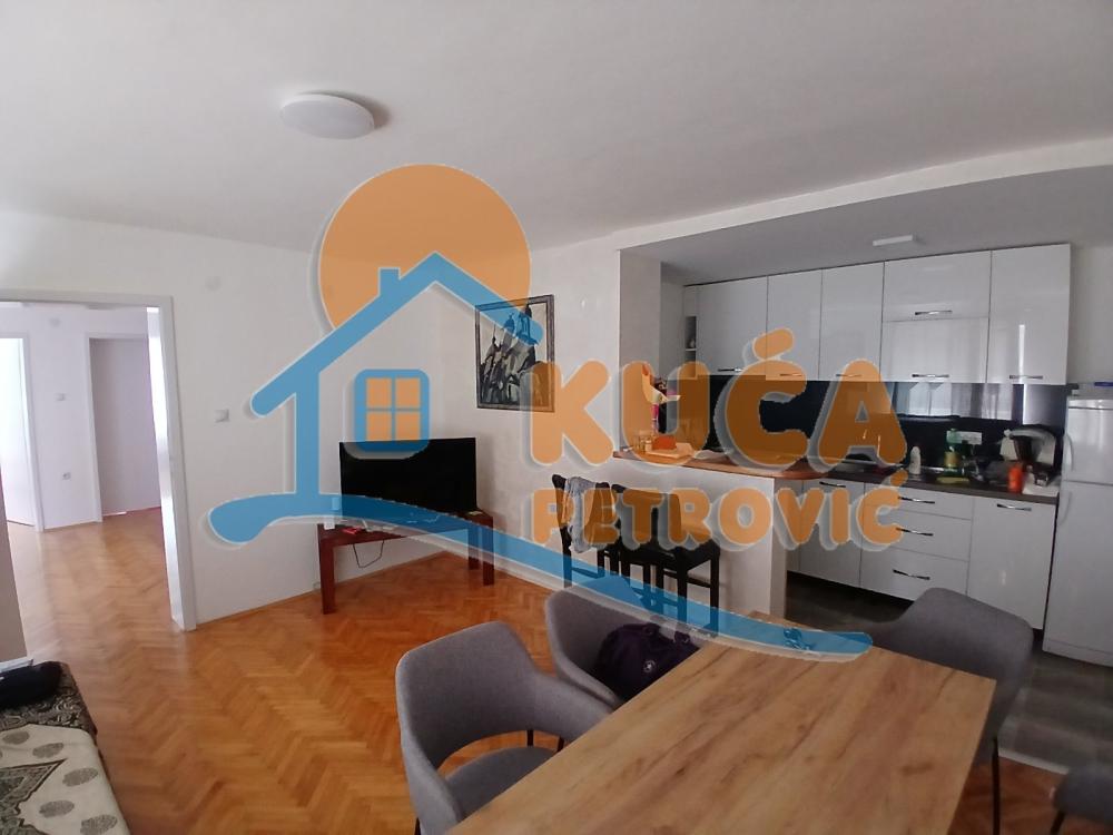 Slika 2 - Stan u zgradi, uknjižen, etažno grejanje, oglas ID p-014686