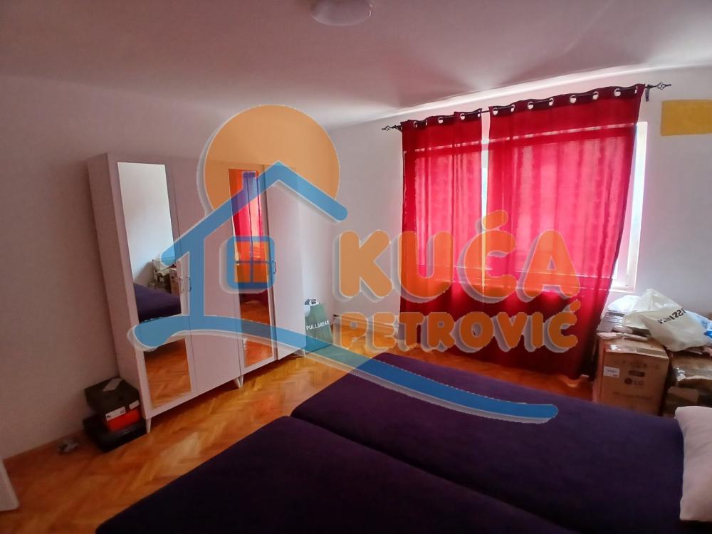 Slika 8 - Stan u zgradi, uknjižen, etažno grejanje, oglas ID p-014686