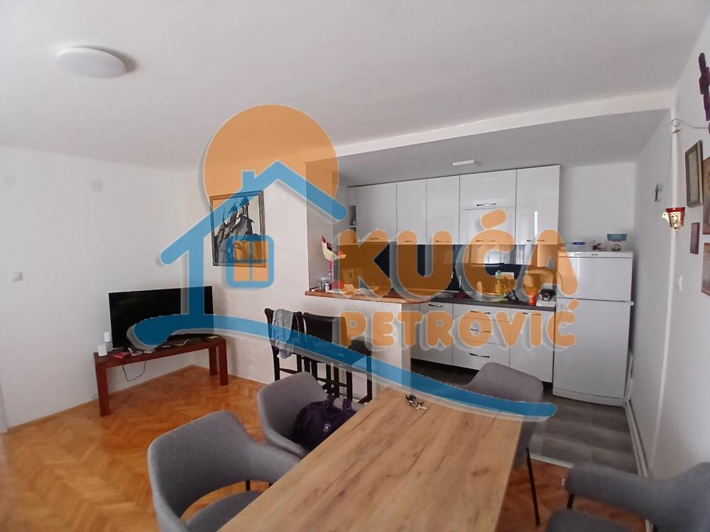 Slika 1 - Stan u zgradi, uknjižen, etažno grejanje, oglas ID p-014686