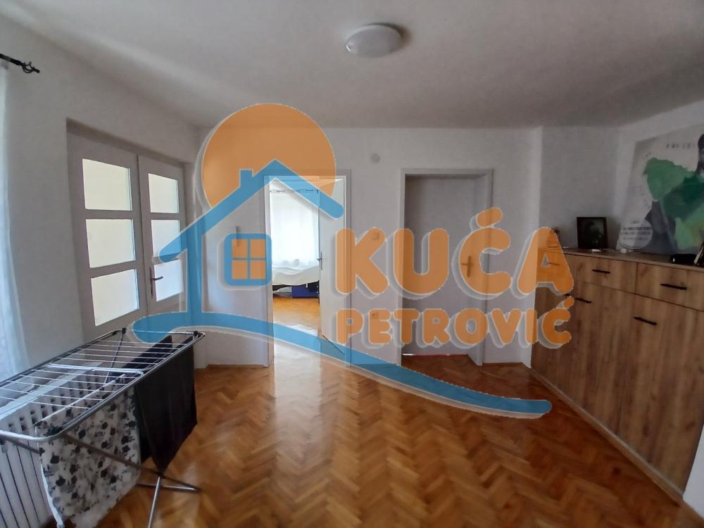 Slika 4 - Stan u zgradi, uknjižen, etažno grejanje, oglas ID p-014686