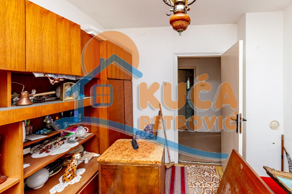 Slika 3 - Stan u zgradi, uknjižen, grejanje na struju, oglas ID p-014759