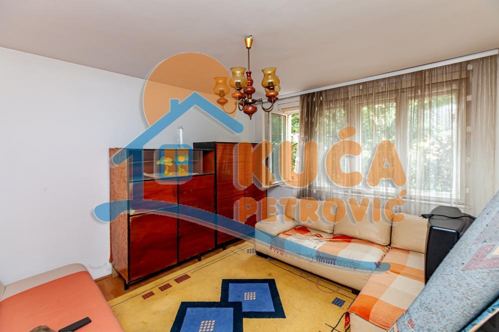 Glavna slika -Stan u zgradi, uknjižen, grejanje na struju, oglas ID p-014759