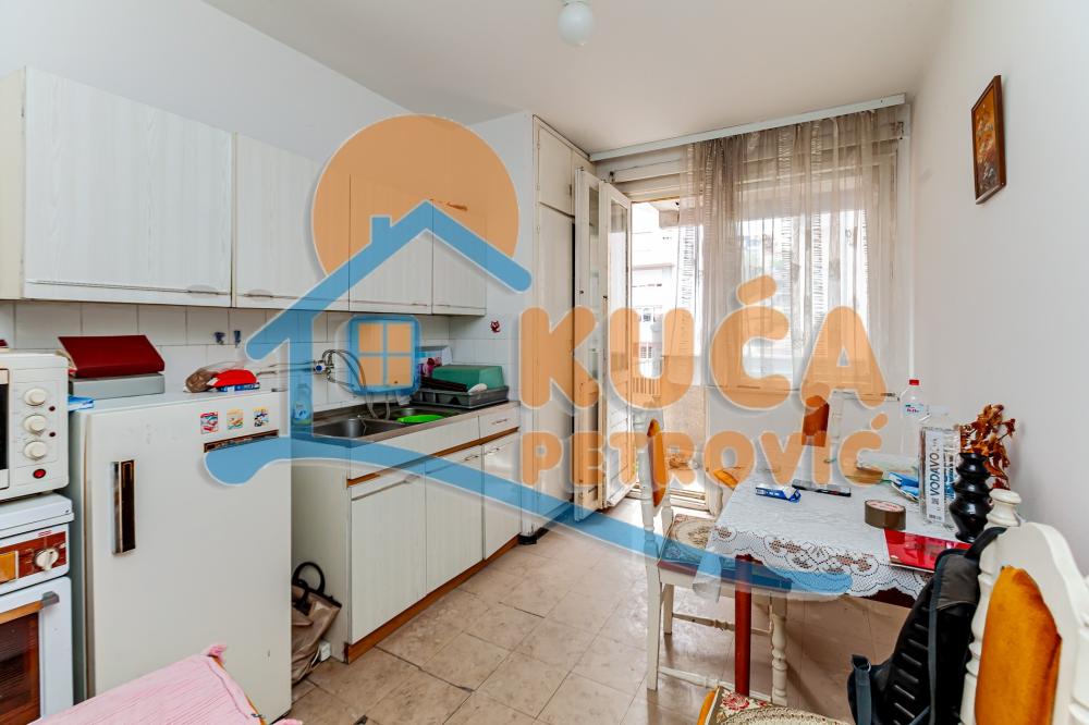 Slika 4 - Stan u zgradi, uknjižen, grejanje na struju, oglas ID p-014759