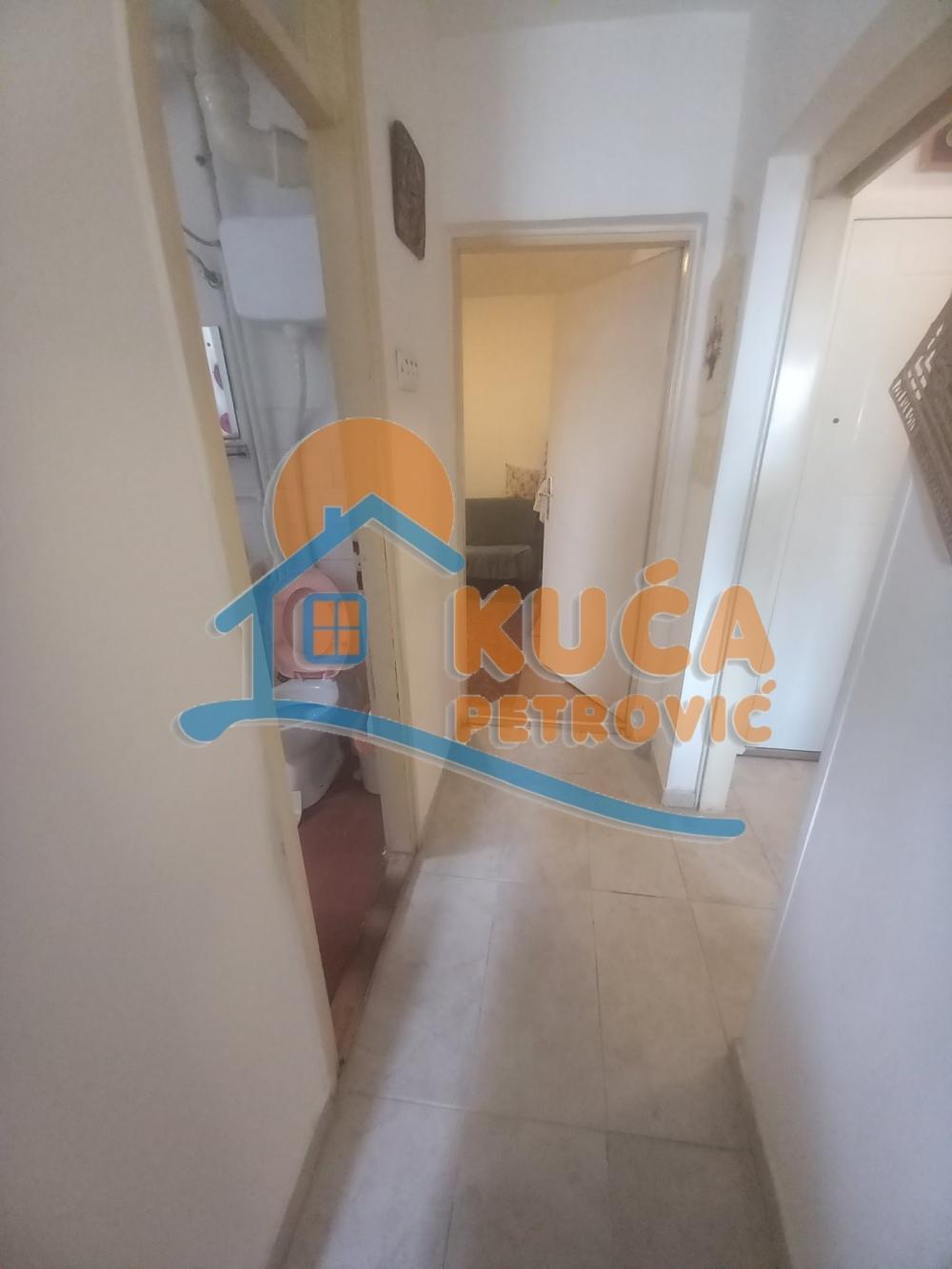 Slika 11 - Stan u zgradi, uknjižen, centralno grejanje, oglas ID p-014745