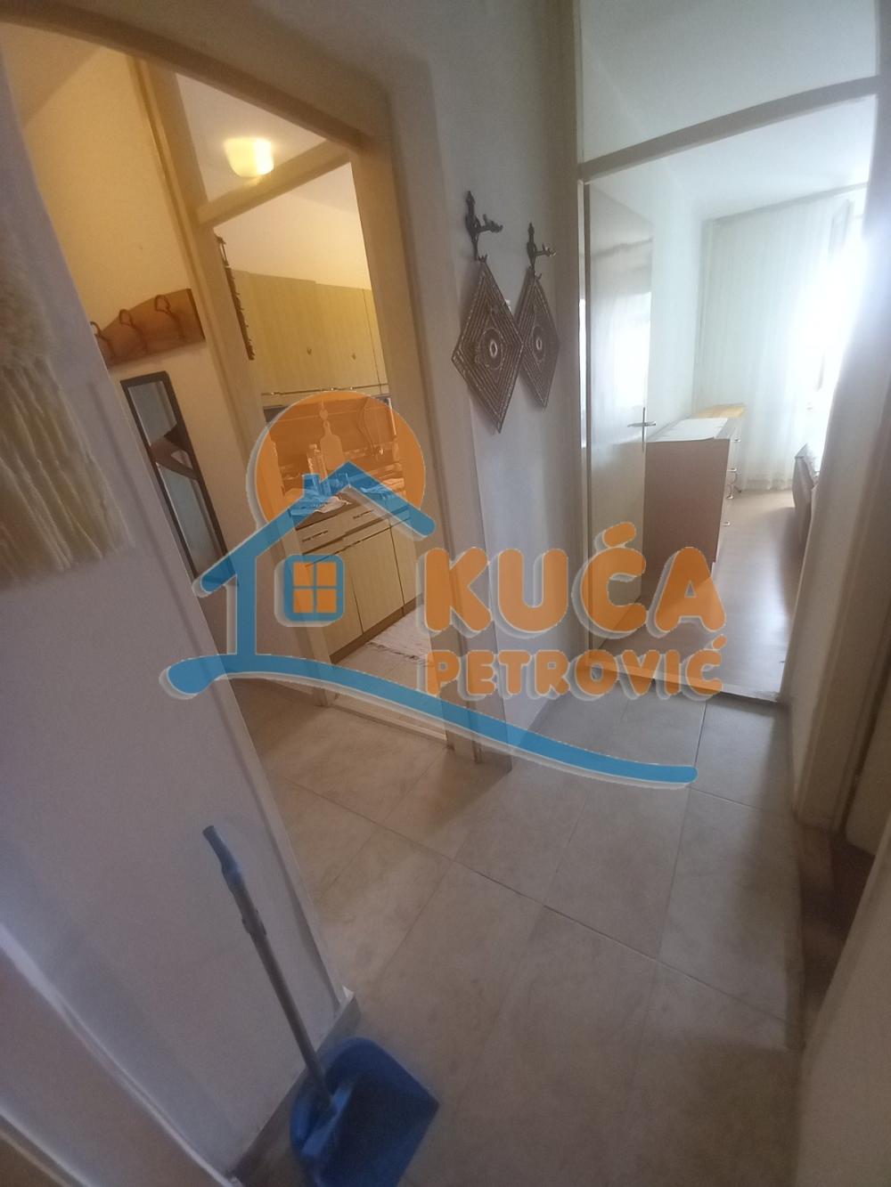 Slika 10 - Stan u zgradi, uknjižen, centralno grejanje, oglas ID p-014745