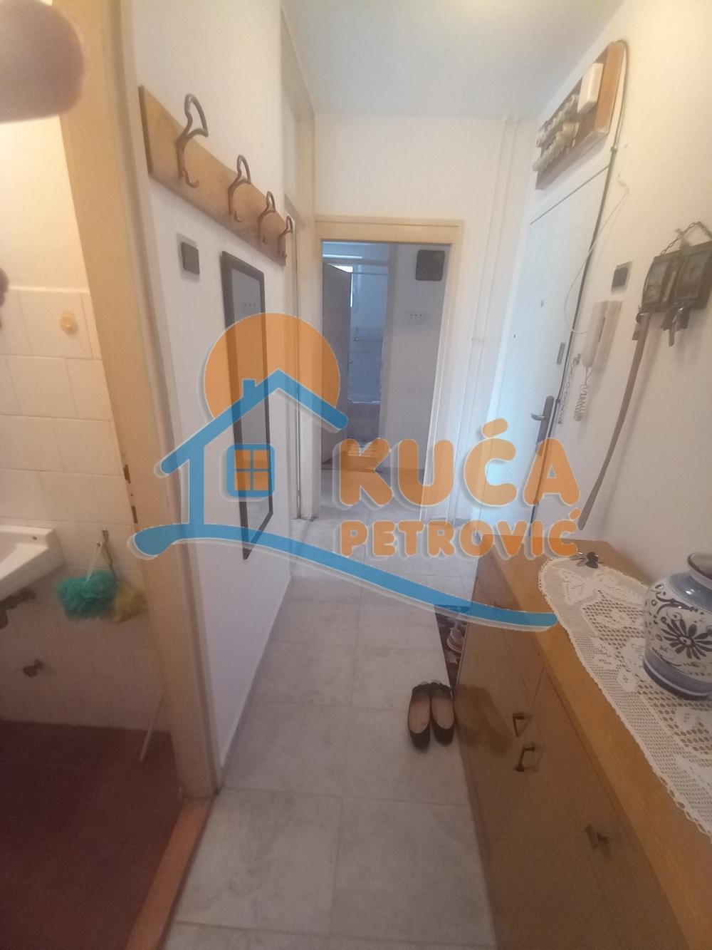 Slika 8 - Stan u zgradi, uknjižen, centralno grejanje, oglas ID p-014745