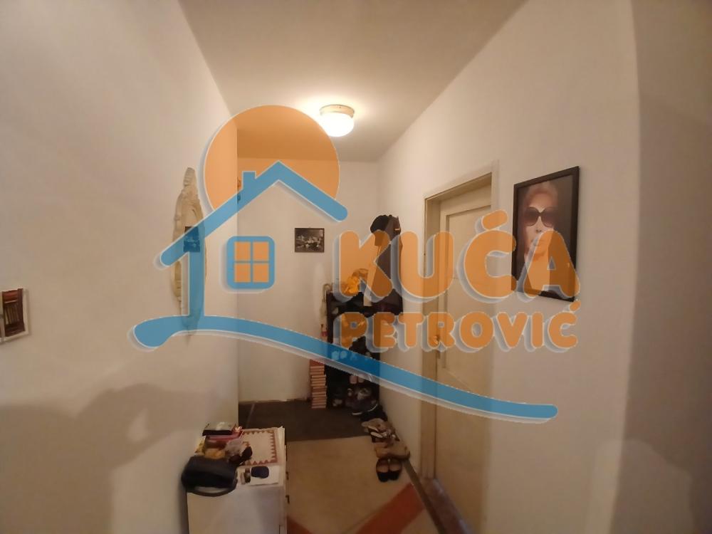 Slika 1 - Stan u zgradi, uknjižen, centralno grejanje, oglas ID p-014750