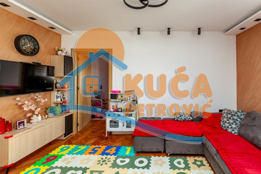 Glavna slika -Stan u zgradi, uknjižen, centralno grejanje, oglas ID p-014743