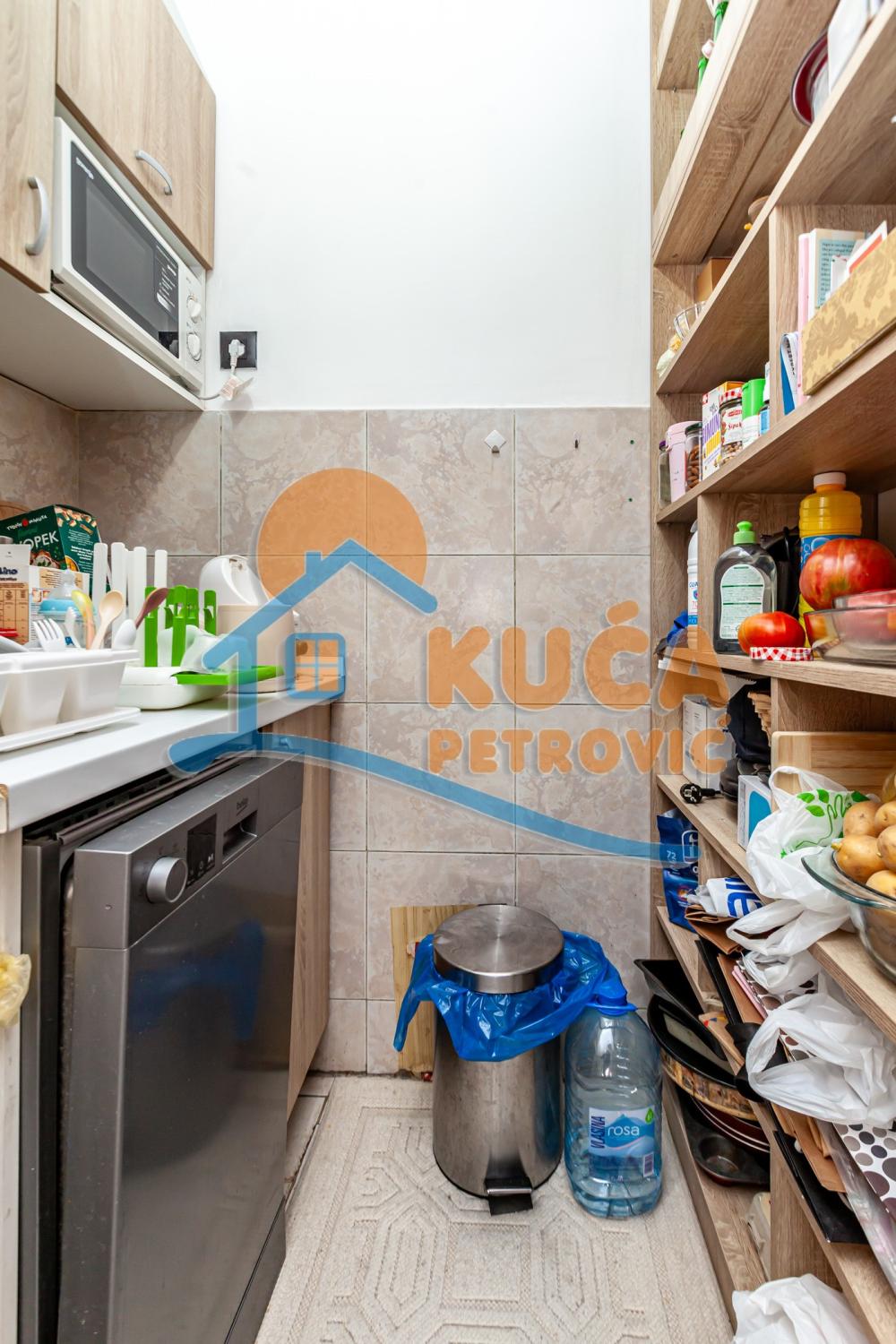 Slika 4 - Stan u zgradi, uknjižen, centralno grejanje, oglas ID p-014743