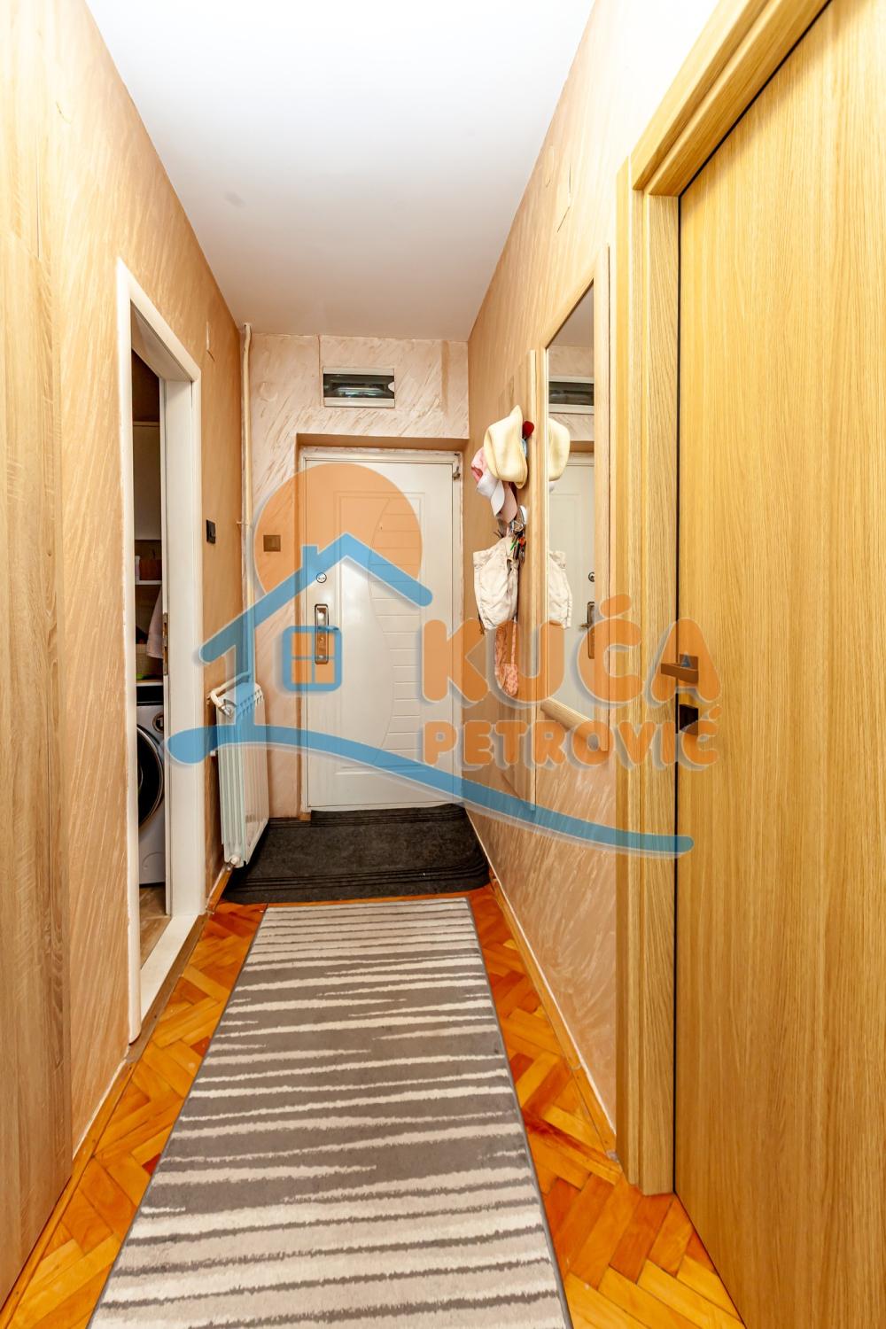 Slika 11 - Stan u zgradi, uknjižen, centralno grejanje, oglas ID p-014743