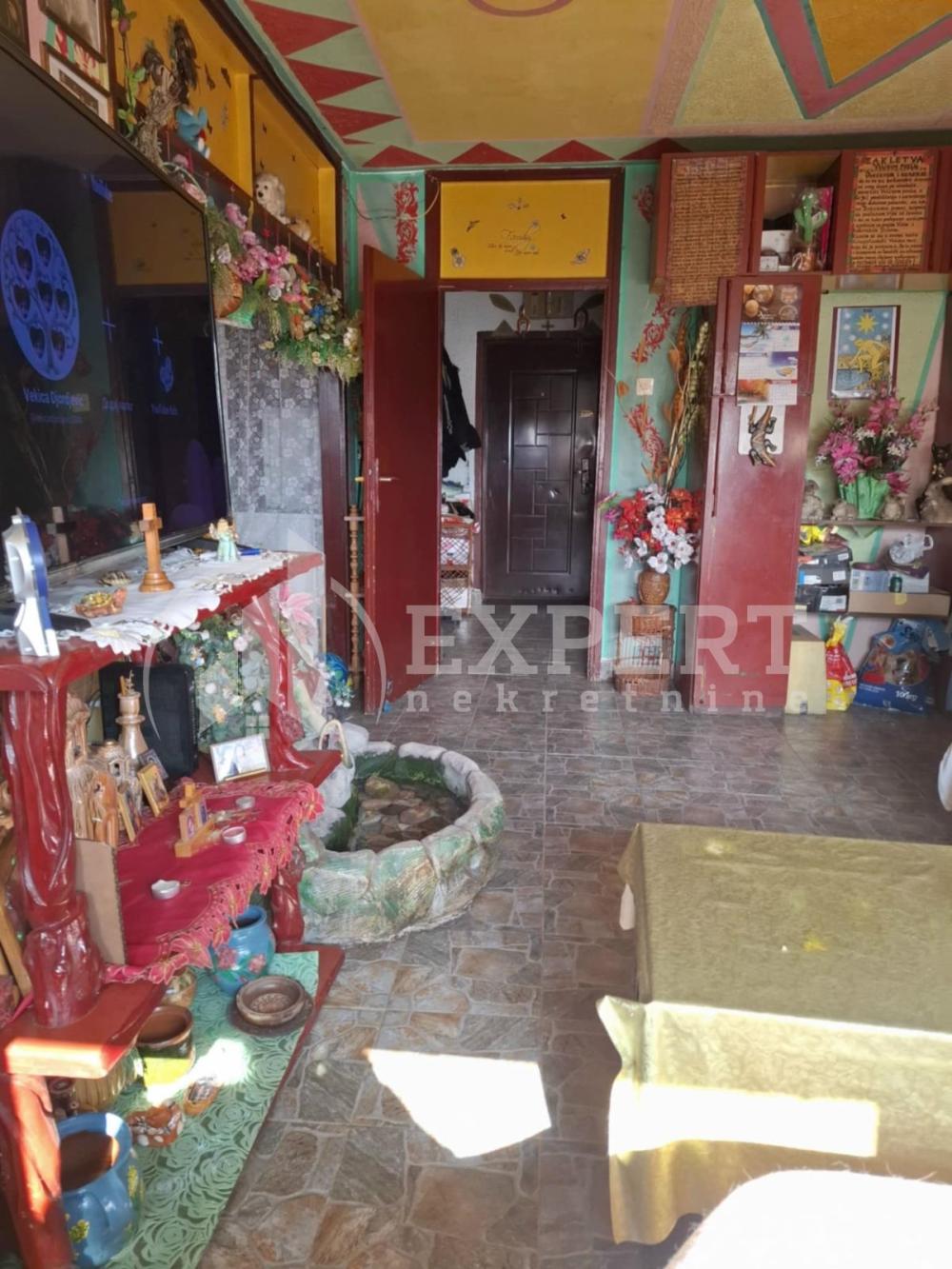 Slika 4 - Stan u zgradi, uknjižen, centralno grejanje, oglas ID p-014751