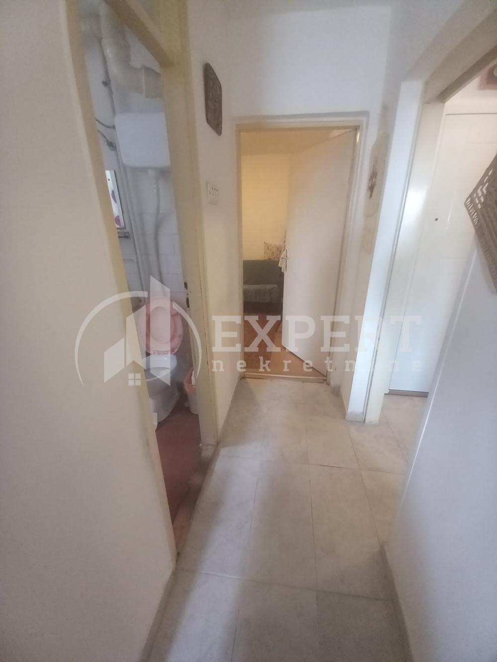 Slika 11 - Stan u zgradi, uknjižen, centralno grejanje, oglas ID p-014745