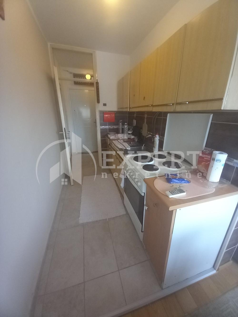 Slika 5 - Stan u zgradi, uknjižen, centralno grejanje, oglas ID p-014745