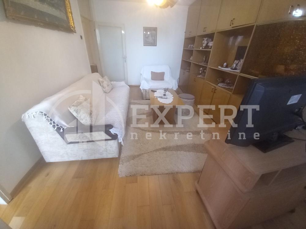 Glavna slika -Stan u zgradi, uknjižen, centralno grejanje, oglas ID p-014745