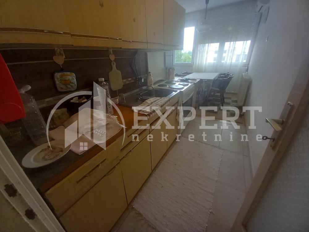 Slika 6 - Stan u zgradi, uknjižen, centralno grejanje, oglas ID p-014745