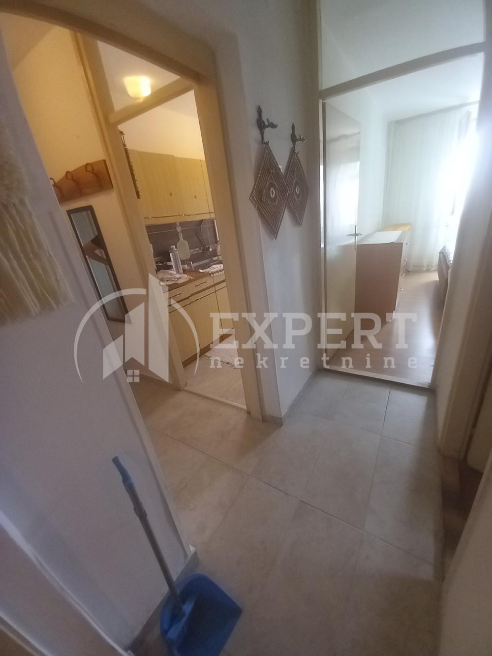 Slika 10 - Stan u zgradi, uknjižen, centralno grejanje, oglas ID p-014745