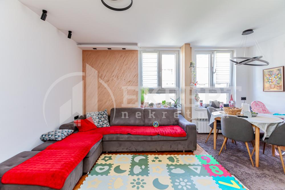 Slika 1 - Stan u zgradi, uknjižen, centralno grejanje, oglas ID p-014743