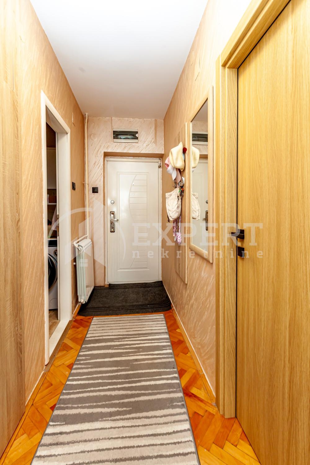 Slika 11 - Stan u zgradi, uknjižen, centralno grejanje, oglas ID p-014743