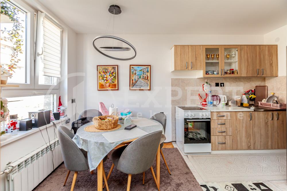 Slika 2 - Stan u zgradi, uknjižen, centralno grejanje, oglas ID p-014743