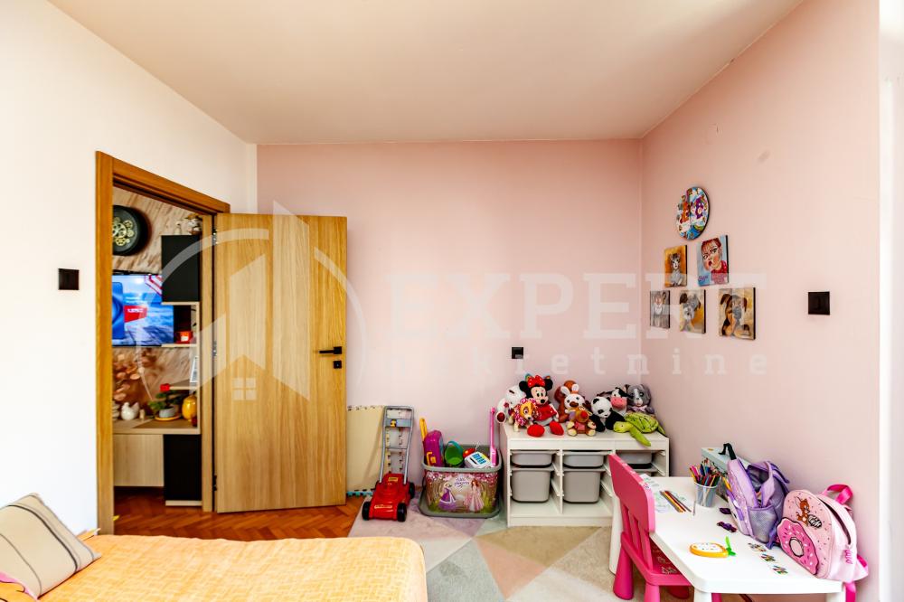 Slika 9 - Stan u zgradi, uknjižen, centralno grejanje, oglas ID p-014743