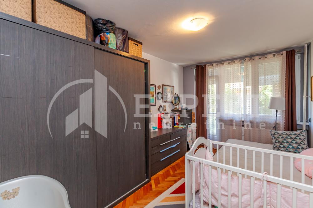 Slika 7 - Stan u zgradi, uknjižen, centralno grejanje, oglas ID p-014743