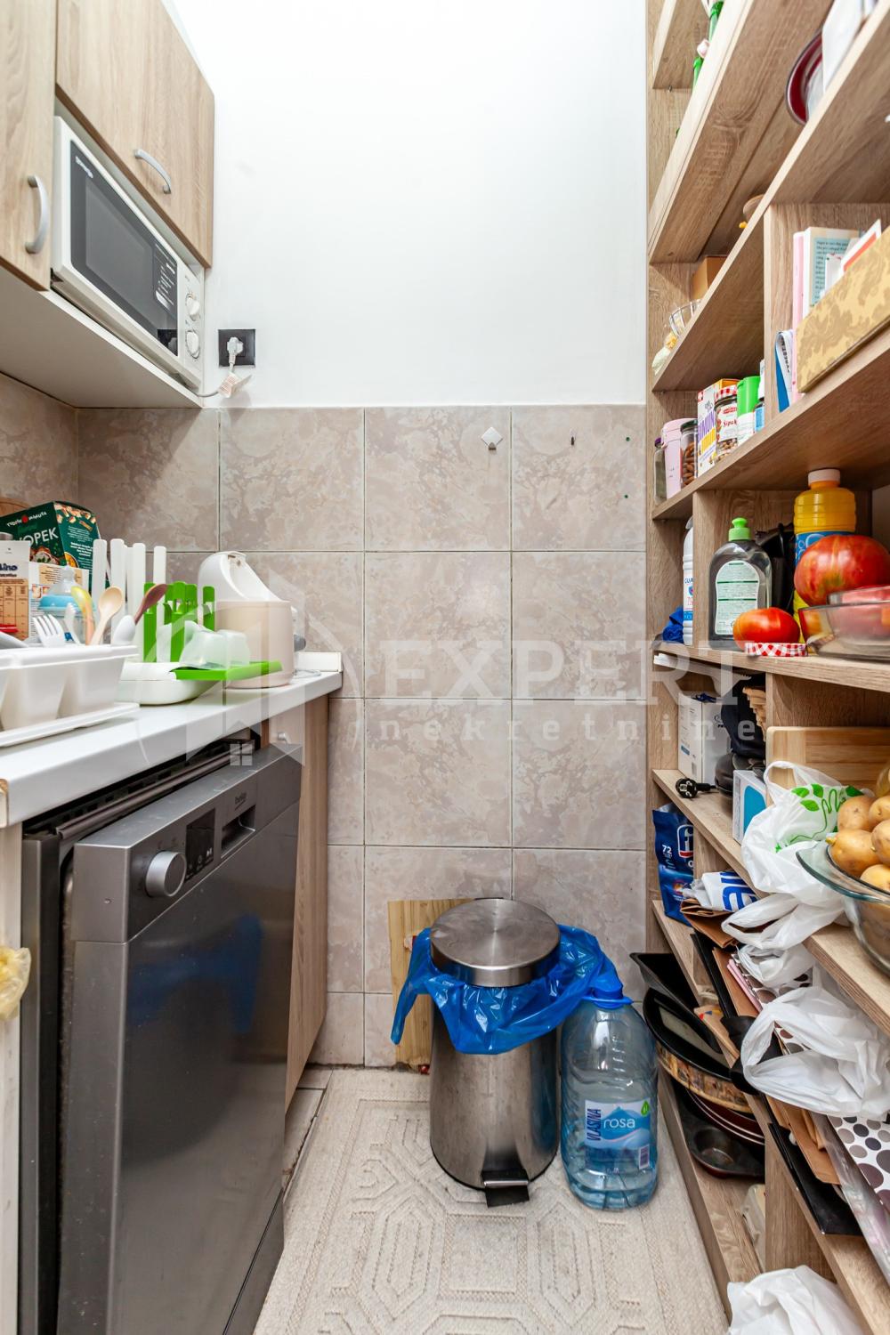 Slika 4 - Stan u zgradi, uknjižen, centralno grejanje, oglas ID p-014743