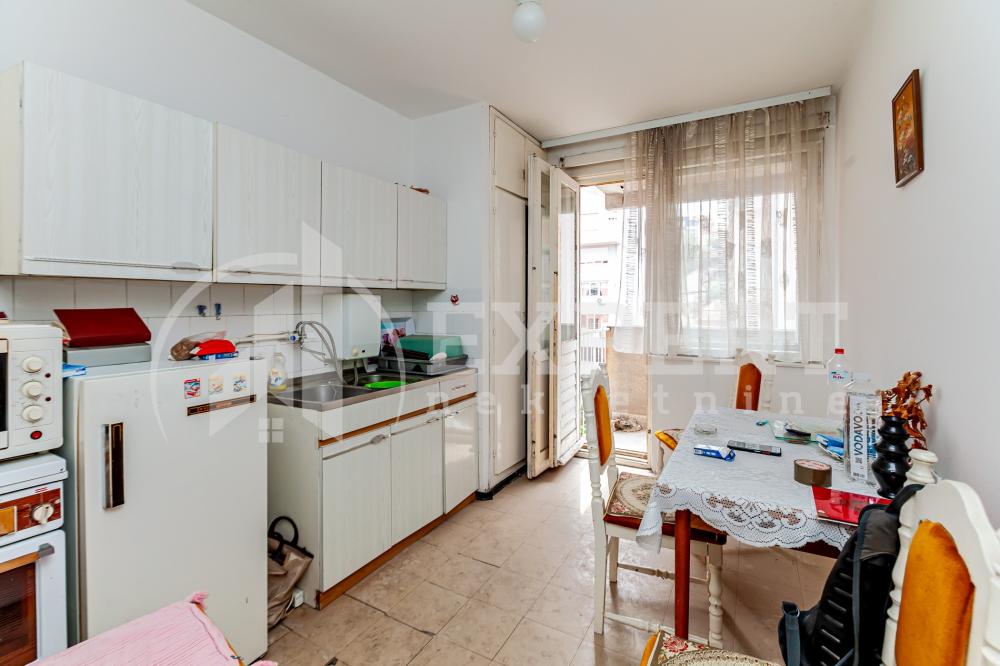 Slika 4 - Stan u zgradi, uknjižen, grejanje na struju, oglas ID p-014759