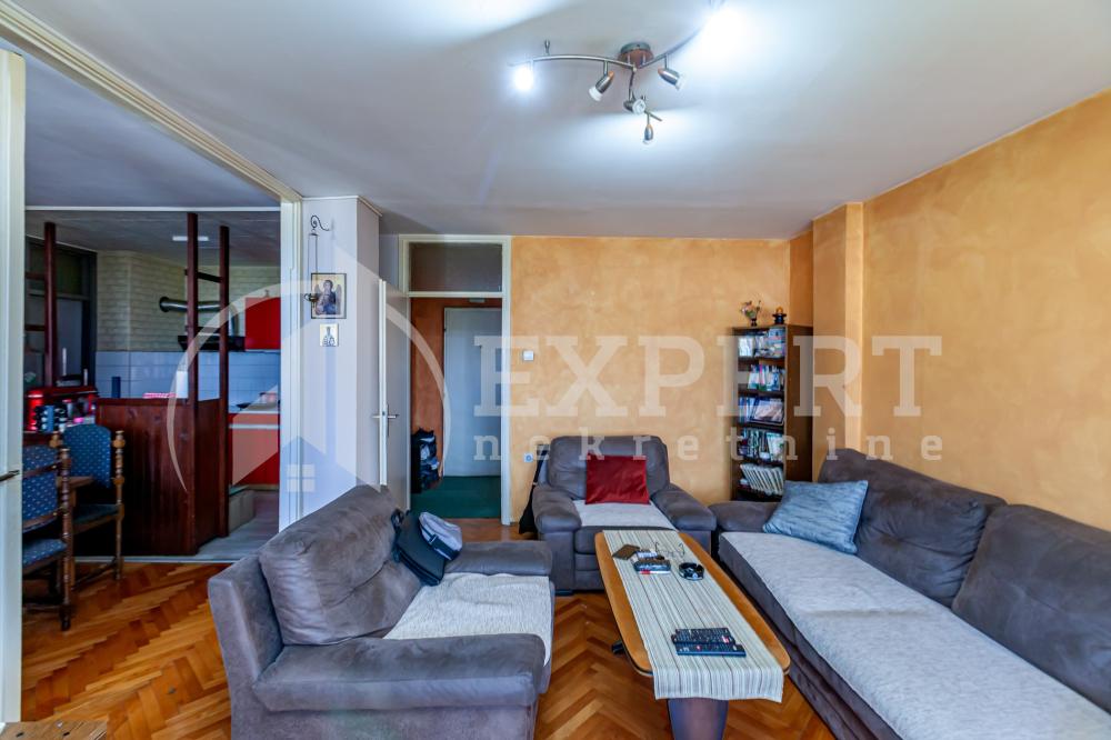 Slika 1 - Stan u zgradi, uknjižen, centralno grejanje, oglas ID p-014769