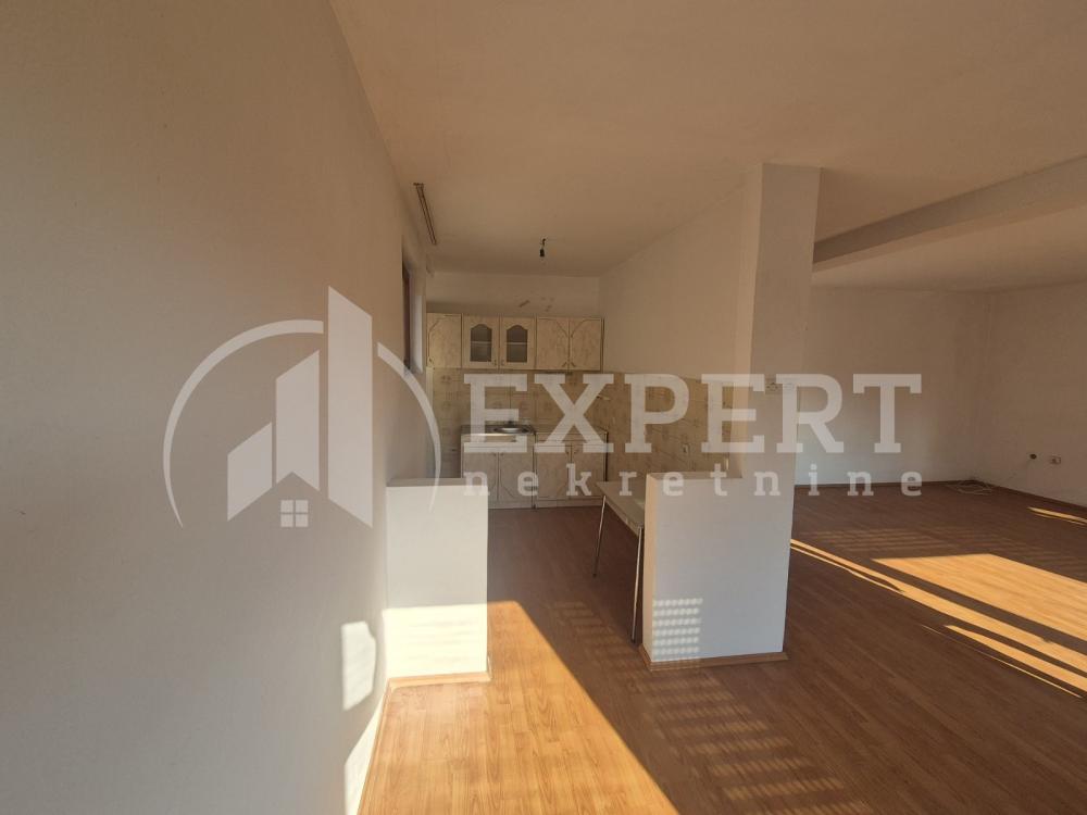 Slika 2 - Stan u zgradi, uknjižen, grejanje na struju, oglas ID p-014804