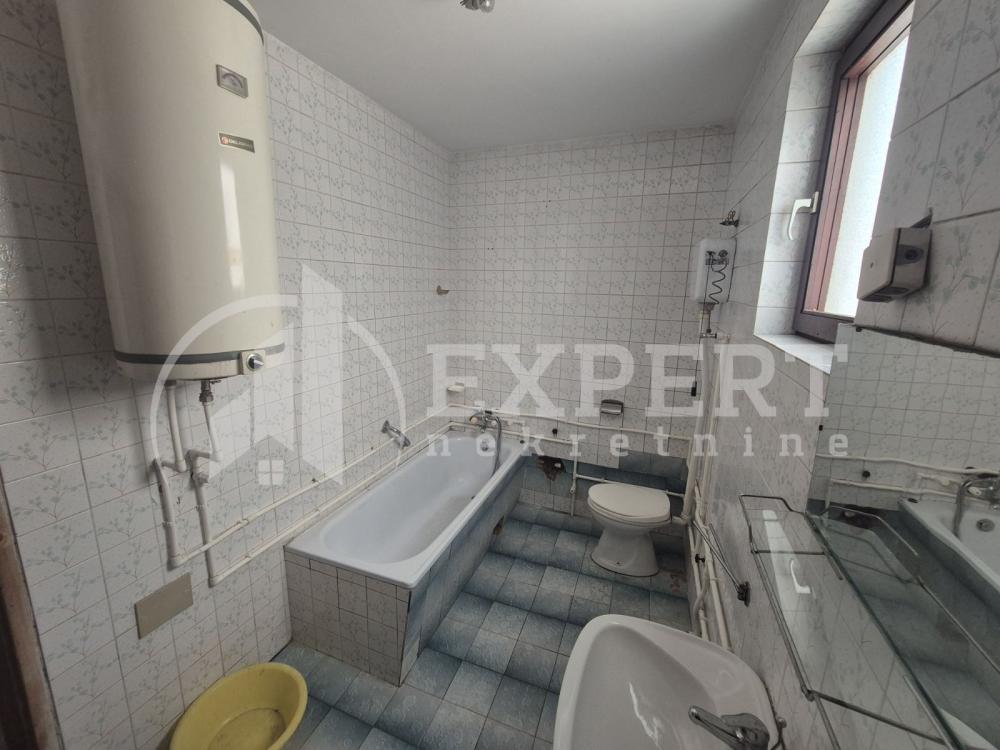 Slika 8 - Stan u zgradi, uknjižen, grejanje na struju, oglas ID p-014804