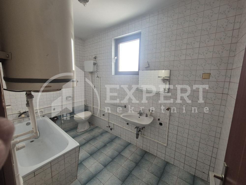 Slika 7 - Stan u zgradi, uknjižen, grejanje na struju, oglas ID p-014805