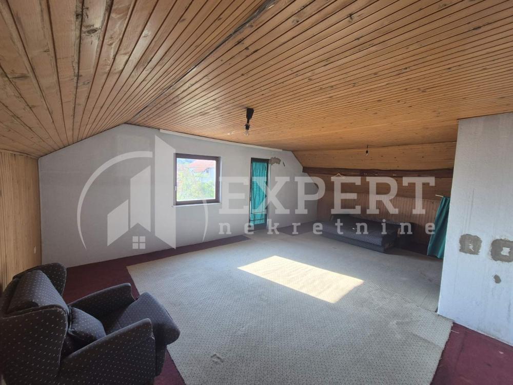 Glavna slika -Stan u zgradi, uknjižen, grejanje na struju, oglas ID p-014806